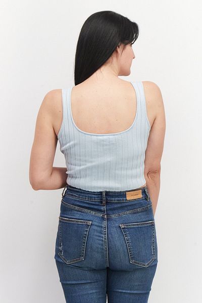 Monki بلوزة نسائية قصيرة مضلعة بدون أكمام وفتحة رقبة على شكل حرف V، أزرق فاتح