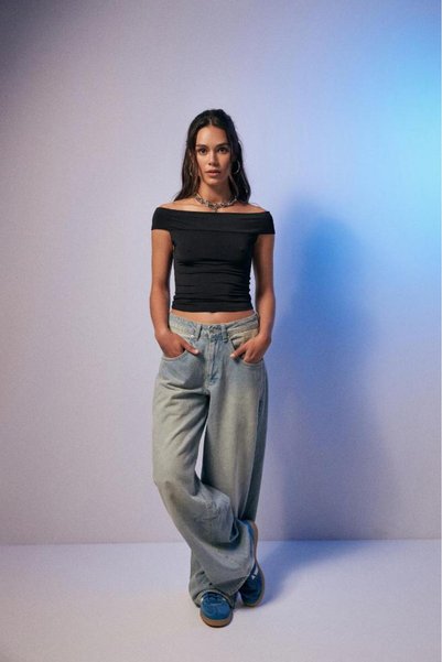 bases. Omuzu Açık T-Shirt Bluz