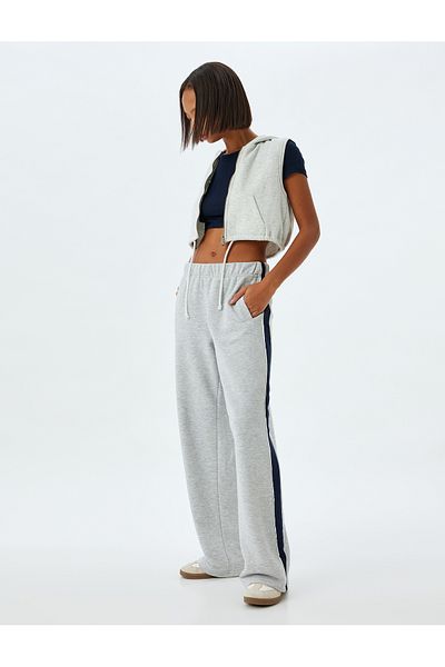 Koton Bequeme, geformte Jogginghose mit weitem Bein – elastische Taille, Streifendetail und Taschen