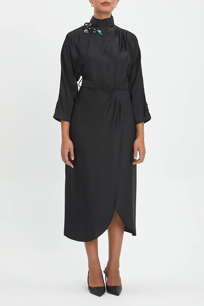 SERPİL Truvakar Kol Dik Yaka Belden Kemerli Siyah Midi Boy Anvelop Elbise 40327