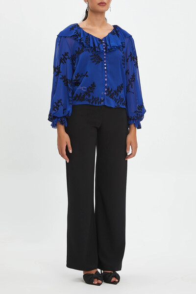 SERPİL Fırfır Yaka Önden Düğmeli Nakışlı Kol Ucu Volanlı Saks Siyah Gömlek 37333