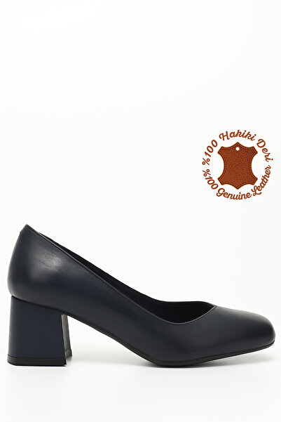 GÖNDERİ(R) حذاء نسائي / بناتي باللون الأزرق الداكن بمقدمة حادة وكعب متوسط سمي...