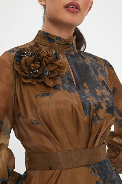 SERPİL Çiçek Aksesuarlı Kloş Kesim Kemerli Çiçek Desenli Haki Elbise 40385