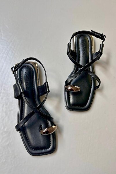 I Love Shoes Sewons Mat Deri Toka Detaylı Kadın Sandalet Siyah