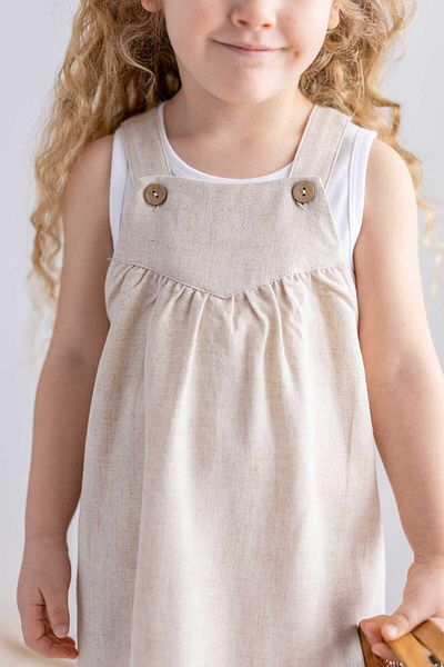 Oliven The Kid Rochie de fetiță din in bej - fără mâneci, cu bretele și detaliu cu nasturi