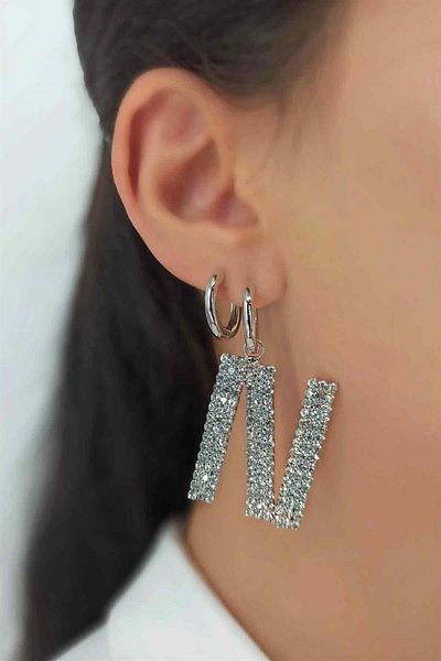 Çlk Accessories أقراط حجرية كبيرة من الفضة على شكل حرف N Taşlıküpen