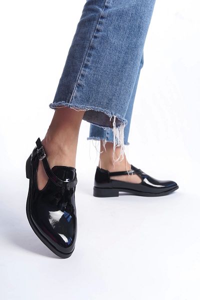 Moda Değirmeni Pantofi casual de damă cu cataramă din piele lacuită neagră