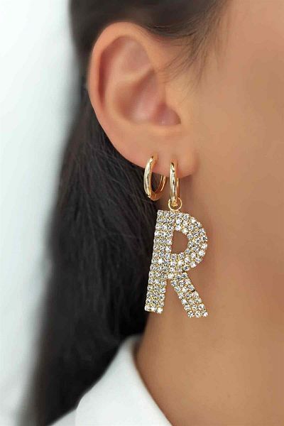 Çlk Accessories أقراط كبيرة من الحجر الذهبي بحرف R Taşlıküper