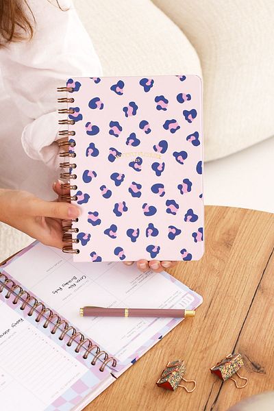 Matt Notebook Седмичен дневен ред A5 2025 - 15x21 см, мотивационен лист с розов леопардов мотив