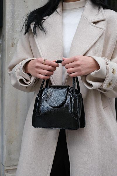 Madamra Maja Mini City Handtasche mit Deckel aus knittrigem Lackleder für Damen -