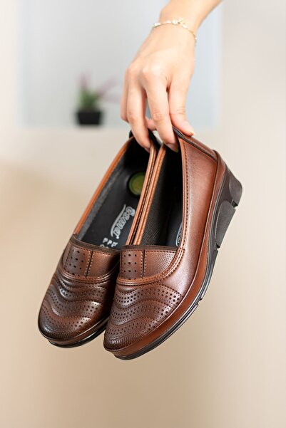 Shakrak حذاء نسائي مريح لتقويم العظام بلون أسمر