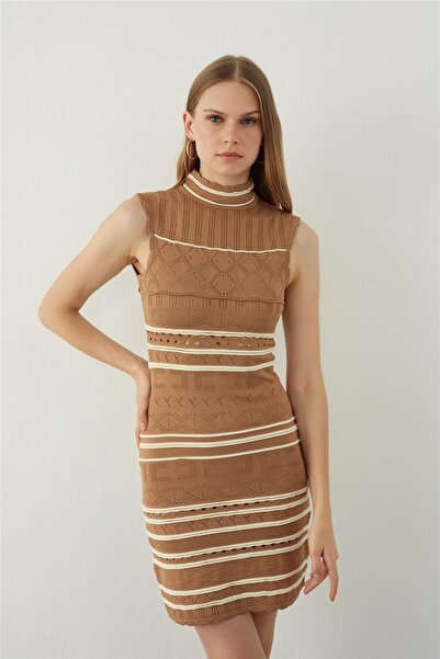 SHERIN Πλεκτό φόρεμα με ψηλό λαιμό και αμάνικο σε χρώμα Camel-Ecru