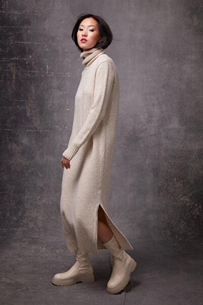 SHERIN Πλεκτό φόρεμα με μπεζ σκίσιμο λεπτομερές ζιβάγκο