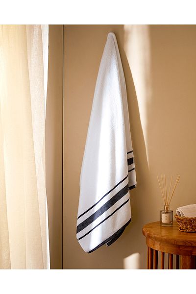 Madame Coco Hector Bath Towel - White/navy blue - 80x160 Cm