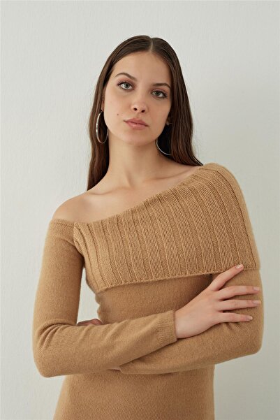 SHERIN Πλεκτό φόρεμα Camel Asymmetric Off The Shoulder