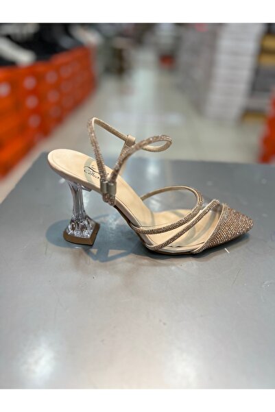 Hacıoğlu Ayakkabı حذاء بكعب أنيق بحزام حجري شفاف