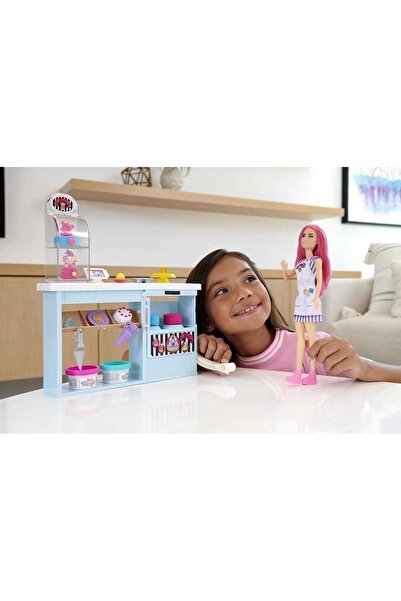 Barbie Pasta Dükkanı Oyun Seti ve pembe saçlı, minyon 30 cm bebek, fırın standı, pasta yapma özelliğ