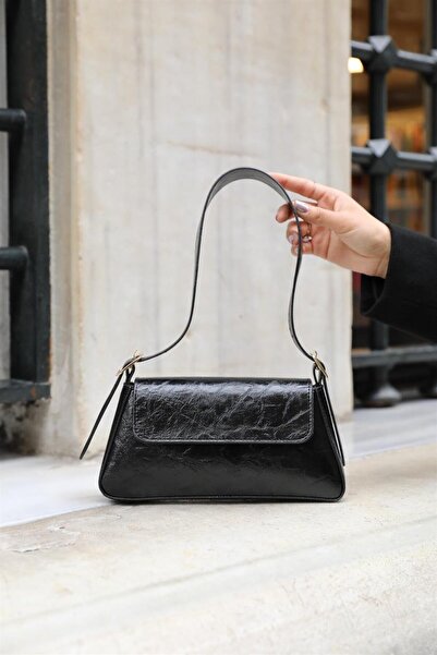 Madamra Fekete lakkbőr női egyszerű kivitelű, borított válltáska