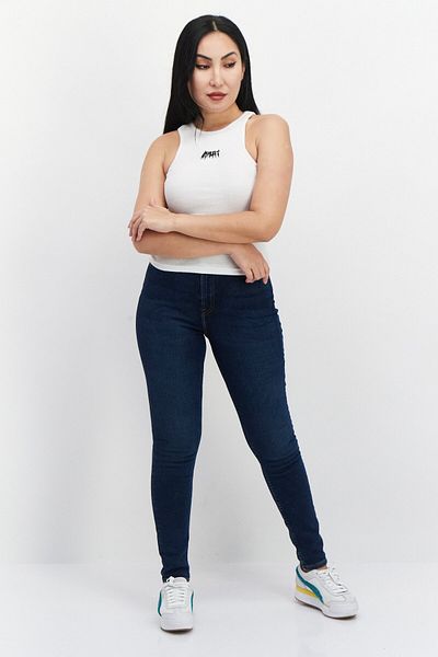 Misfit بلوزة نسائية بدون أكمام مضلعة مطرزة بفتحة رقبة على شكل جوهرة، باللون الأبيض