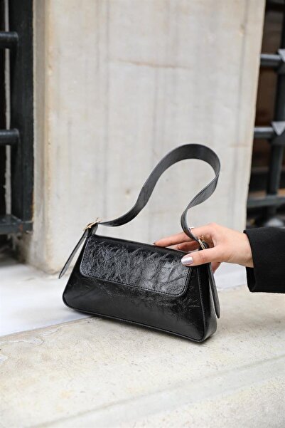 Madamra Fekete lakkbőr női egyszerű kivitelű, borított válltáska