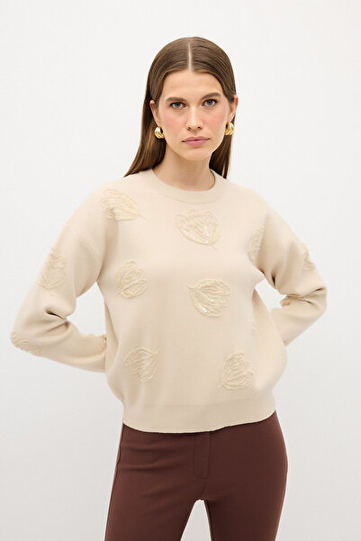 adL Kabartma ve Pul Detaylı Triko Kazak