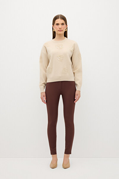 adL Kabartma ve Pul Detaylı Triko Kazak