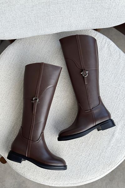 GOFFSHOES Γυναικείες μπότες ραντεβού σε καφέ χρώμα - Επίπεδη σόλα και λεπτομέρεια πόρπης
