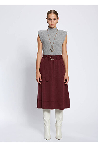 Knitss تنورة تريكو من صوف ميرينو باللون العنابي مع تفاصيل حزام