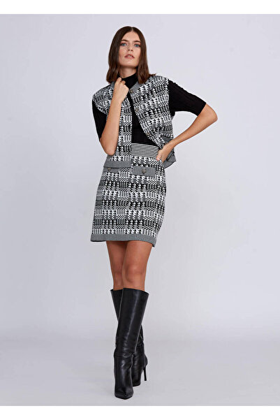 Knitss Чорно-білий трикотажний жилет з геометричним візерунком «гусяча лапка»