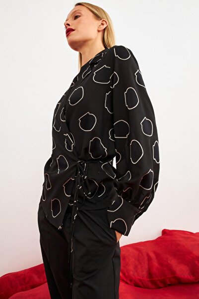 Setre Siyah Bağlama Detaylı Asimetrik Yaka Desenli Gömlek