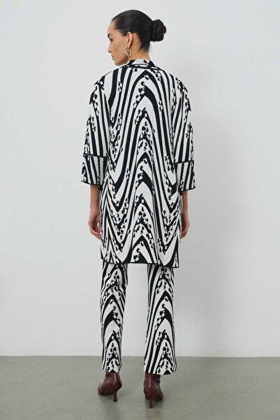 Mısırlı Siyah Beyaz Desenli Kadın Hırka