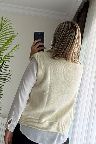 Küboş Reverse Stitch V-Neck Embroidered Ecru Sweater