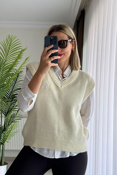 Küboş Reverse Stitch V-Neck Embroidered Ecru Sweater