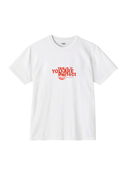 DAKSEL Kiss Perfect εμπρός και πίσω εμπριμέ γυναικείο λευκό μπλουζάκι με λαιμ...