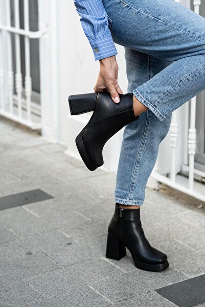 sovrana Blunt Toe Platform Heeled Boots Black
