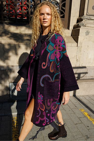 Desen Triko Poncho de damă cu flori mari negre - guler vertical