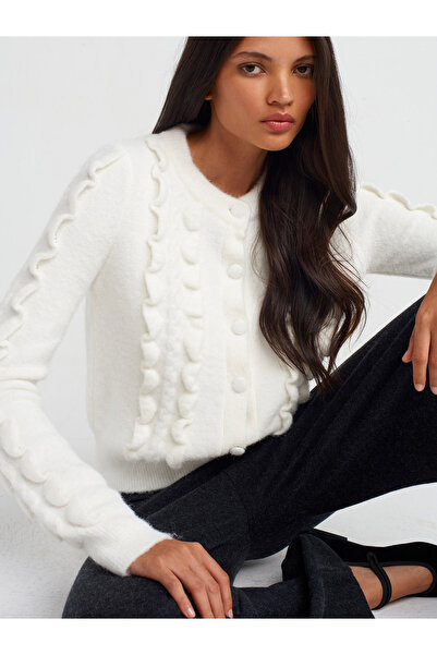 Dilvin 60267 Cardigan din tricot ecru cu guler rotund - cu volane și nasturi