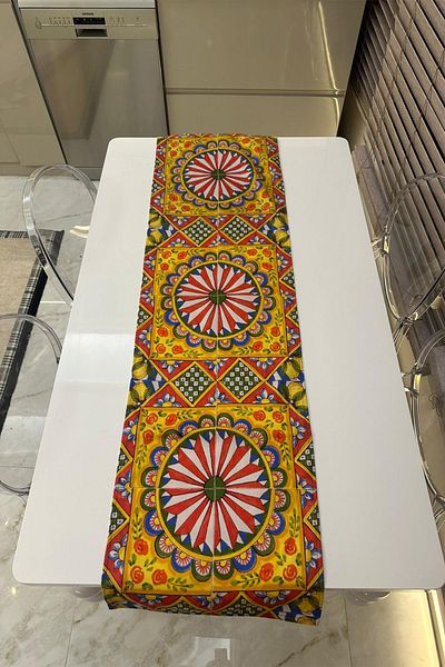 DEKOMOD مفرش طاولة مزخرف من الريش التايلاندي مقاس 40 × 140 سم - مطبوع عليه وصمة عار، مقاوم للغسل وقابل للغسل