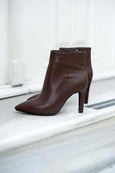 sovrana Keserűbarna hegyes orrú vékony sarkú csizma