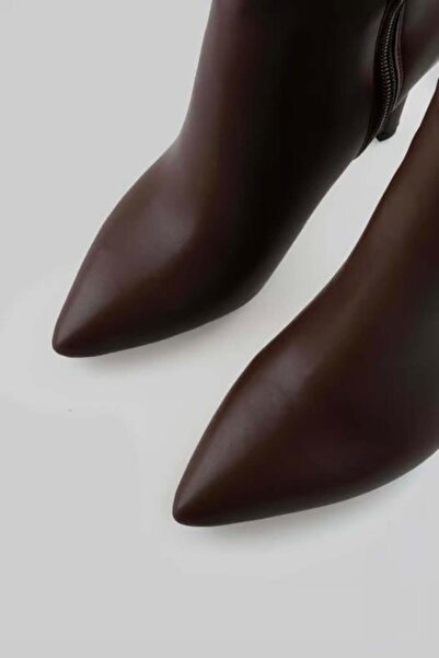 sovrana Keserűbarna hegyes orrú vékony sarkú csizma