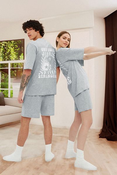 Trendyol Collection Graues Unisex-Pyjama-Set aus 100 % Baumwolle mit Slogan – T-Shirt und Shorts THMSS22PT0694