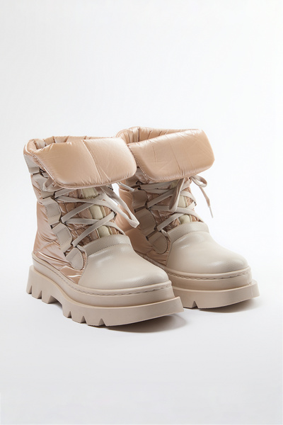 TRENDYOL SHOES Béžové šněrovací kožešinové krátké dámské boty na plochém podpatku Takaw25Bo00021