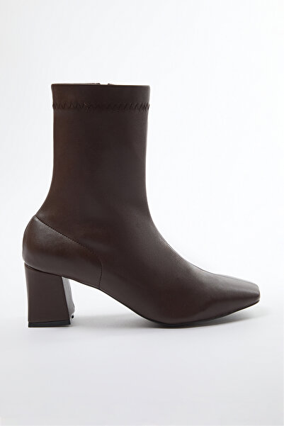 TRENDYOL SHOES Hnědé dámské kozačky na podpatku s natahovacím zipem Takaw25Bo00001