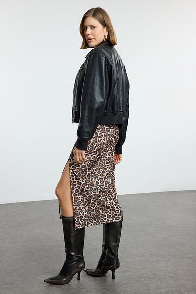 Trendyol Collection Magas derekú, rugalmas kötött maxi szoknya - barna leopárdmintás hasított részletekkel TWOSS23ET00351