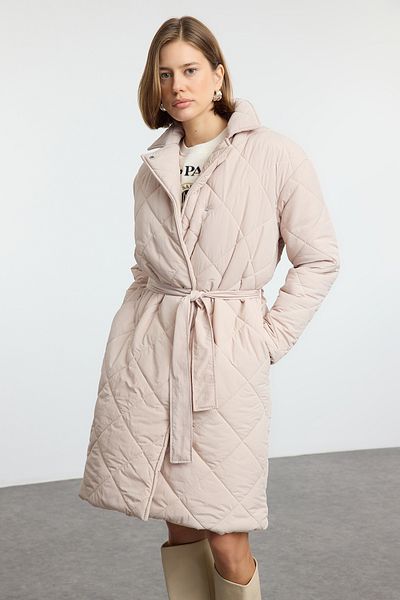 Kolekcia Trendyol Dlhý prešívaný pufer kabát - Ecru Oversize s opaskom TWOAW25MO00199