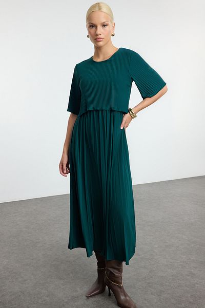 Trendyol Collection Ευέλικτο Πλεκτό Σμαραγδένιο Πράσινο Μίντι Φόρεμα - Πλισέ, Πλήρης λαιμόκοψη Twoaw25el00411