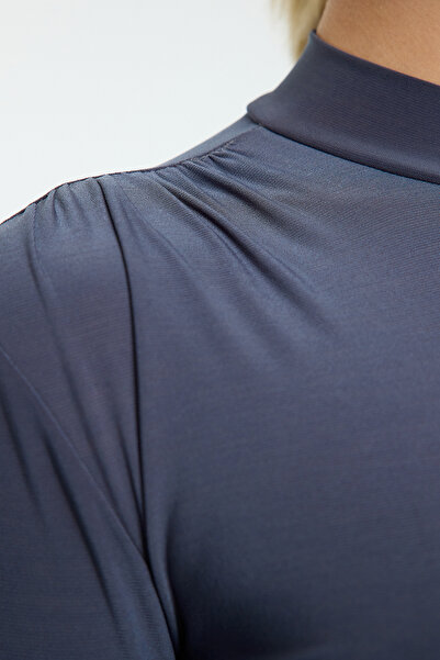 Trendyol Collection Flexibilní tmavě šedá pletená pletená halenka – stojáček a detail se šňůrkou, vypasovaná Twoaw23El01391