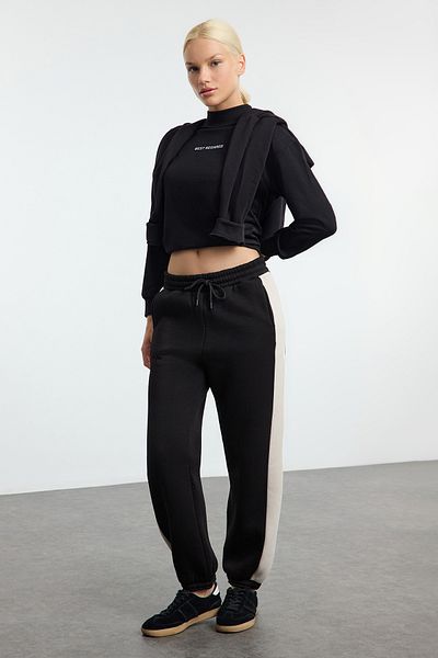 Trendyol Collection Elastisches Bein – Schwarze Strick-Jogginghose TWOAW25EA00025