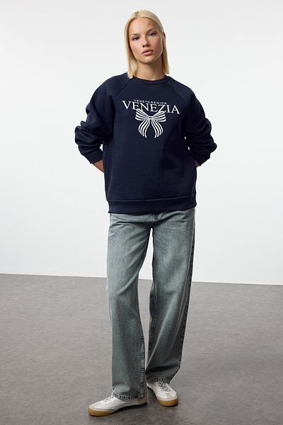 Trendyol Collection Удобен тъмносин плетен суичър - щампован лозунг и лък Twoaw25Sw00222