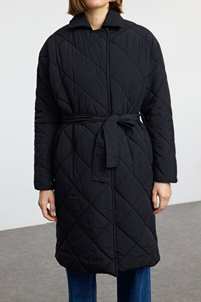 Trendyol Collection Dlouhý černý prošívaný kabát - Oversize Belted, Twoaw25Mo00199